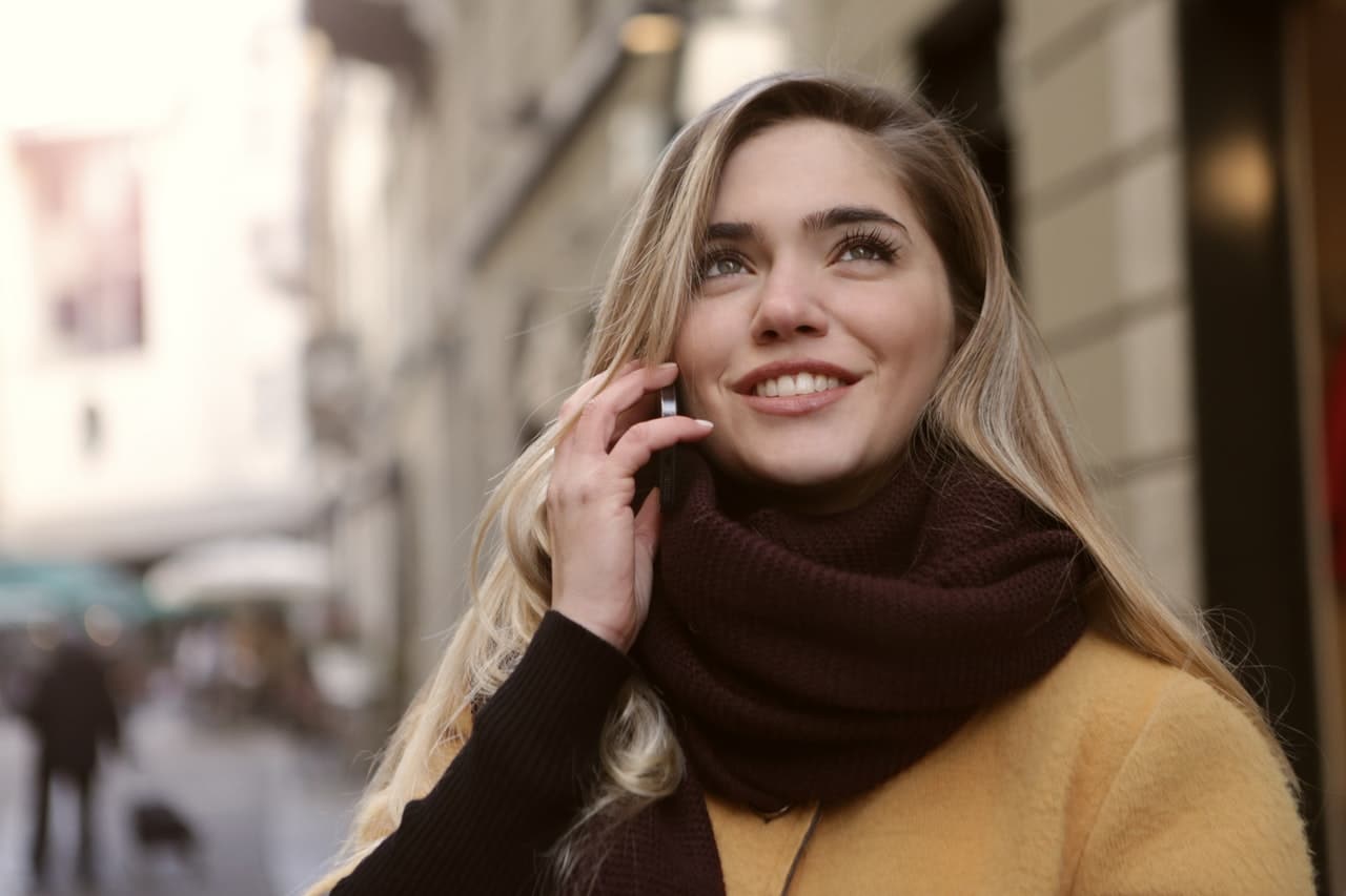 girl speaking on the phone