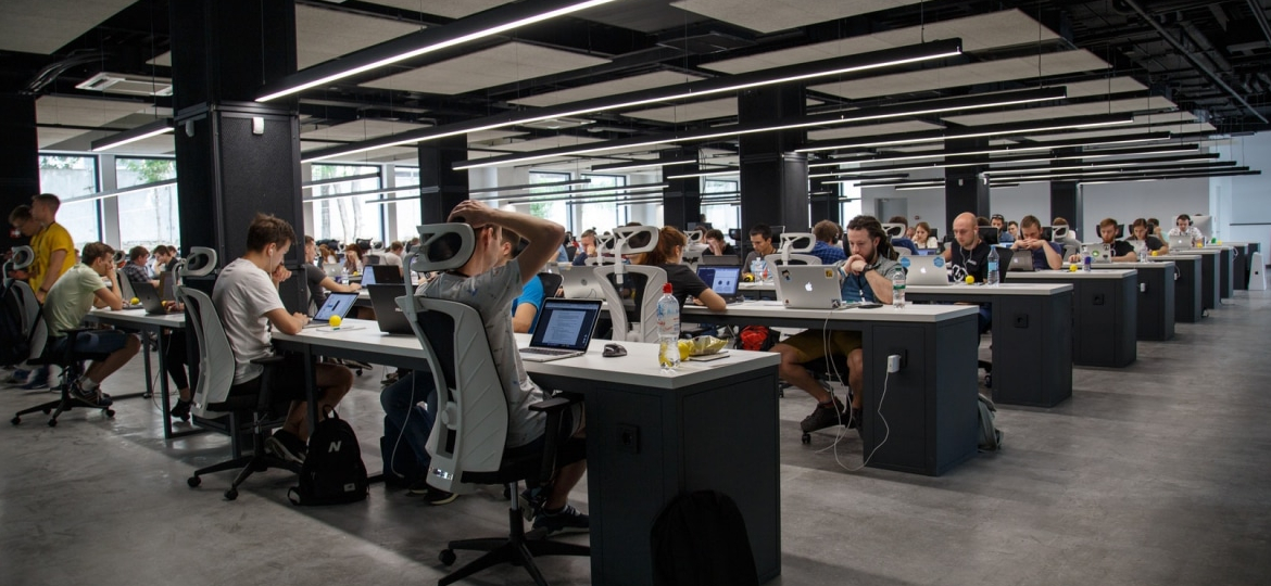 employees-working-at-their-desks