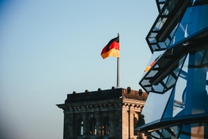 drapeau allemand sur un toit