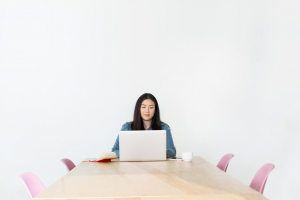 femme assise sur une grande table toute seule 