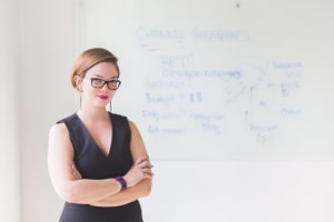 femme sourtiante debut et bras croisé 