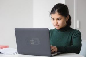 fille sur son ordinateur 