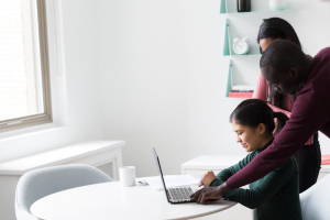 équipe de jeunes travaillent sur un ordinateur