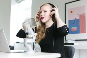 femme avec casque sur les oreilles 