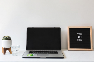 ordinateur sur un bureau moderne