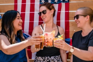 trois étudiantes américaines trinquent leurs verres 