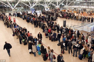 grande salle avec des personnes faisant la queue 