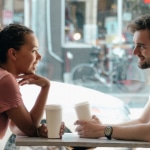 Frau und mann sitzen im Kafee und diskutieren