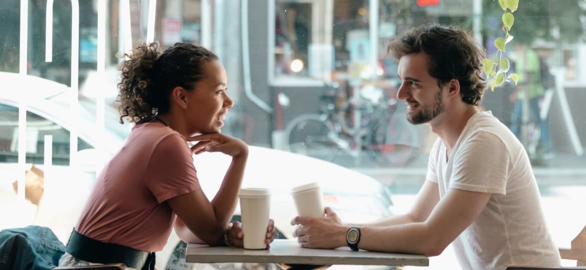 Frau und mann sitzen im Kafee und diskutieren