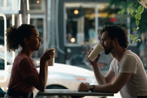 ein Gespräch zwichen zwei Personen in einem Kaffee