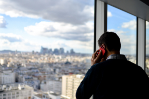 Como falar no telefone em inglês?