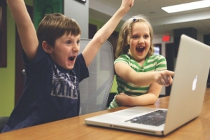 bambini-studiano-si-diertono-apprendono-online