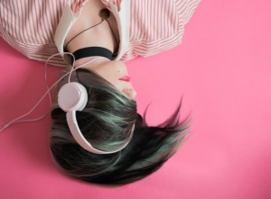 ragazza-sdraiata-ascolta-musica