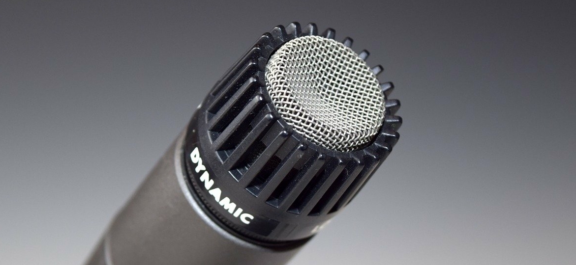 microfono-su-sfondo-grigio
