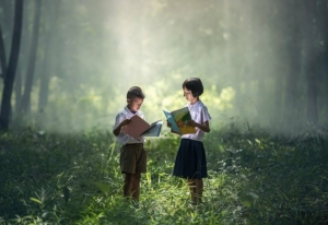 bambini-che-leggono-nel-bosco