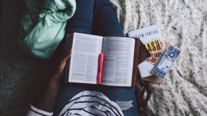 learning-studying-on-bed