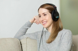 girl-listening-music-with-headphone