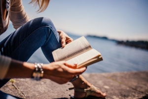 girl-while-reading-at-sea