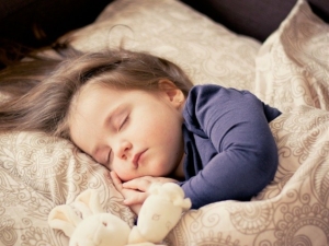 baby-girl-sleeping-with-teddy-bear