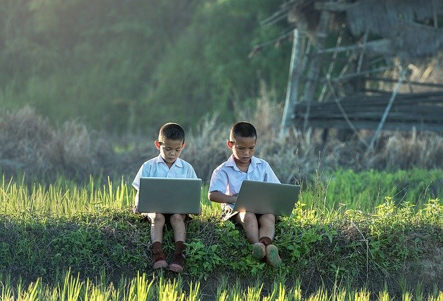 children-studying-with-computers
