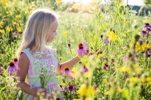 little-girl-in-a-gardern