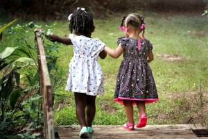 baby-girls-in-the-meadow