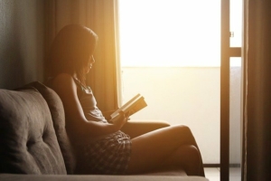 girl-reading-at-sunset