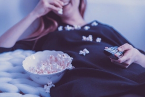 popcorn-and-tv-series-on-bed